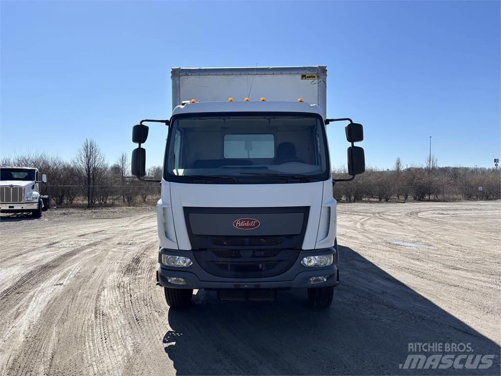 Peterbilt 220 貨箱式卡車