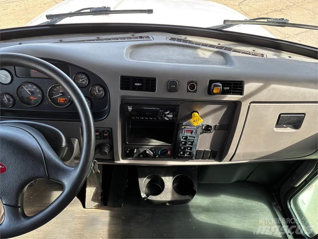 Peterbilt 337 貨箱式卡車