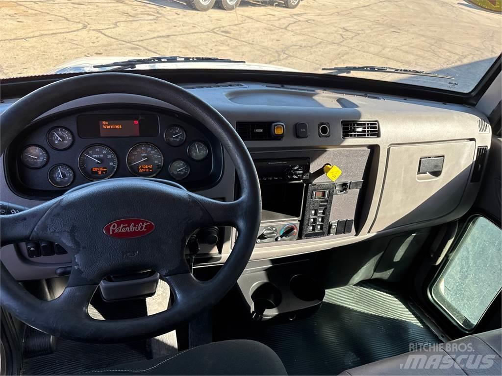 Peterbilt 337 貨箱式卡車