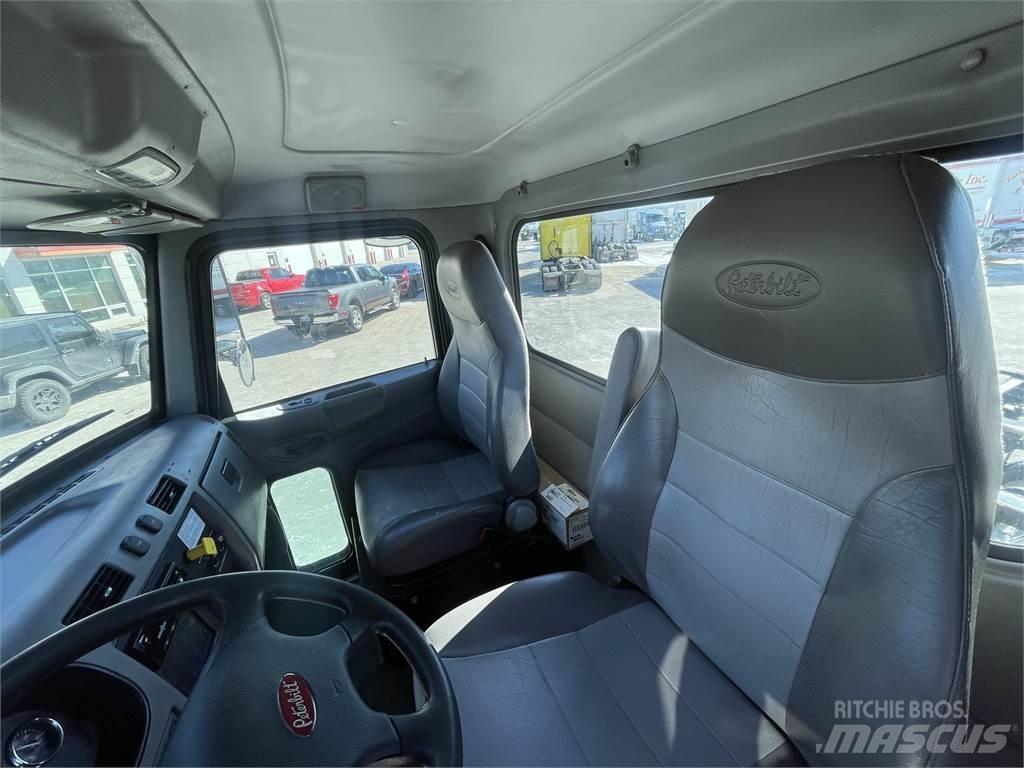 Peterbilt 337 商用底盤車