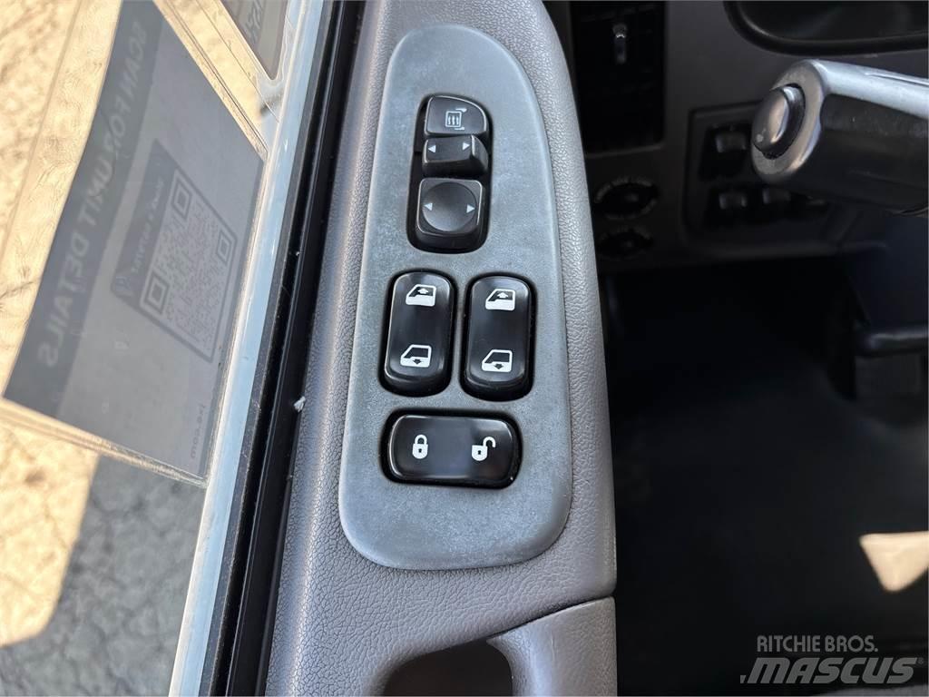 Peterbilt 337 貨箱式卡車