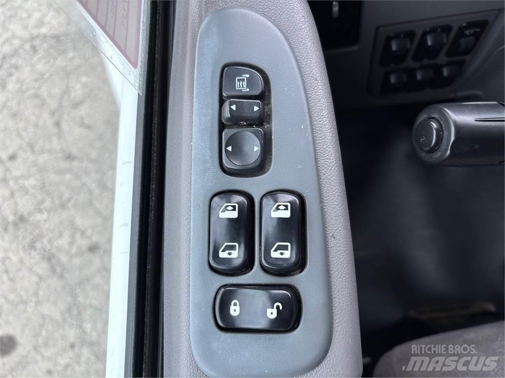 Peterbilt 337 貨箱式卡車