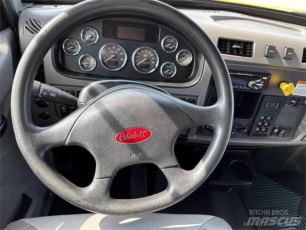 Peterbilt 337 貨箱式卡車