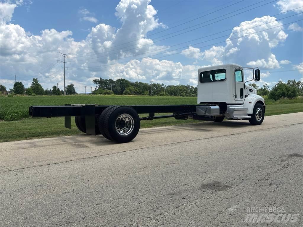 Peterbilt 337 商用底盤車