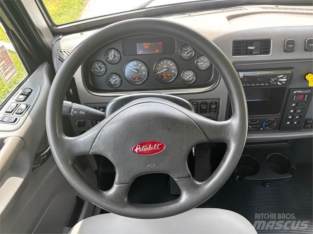 Peterbilt 337 商用底盤車