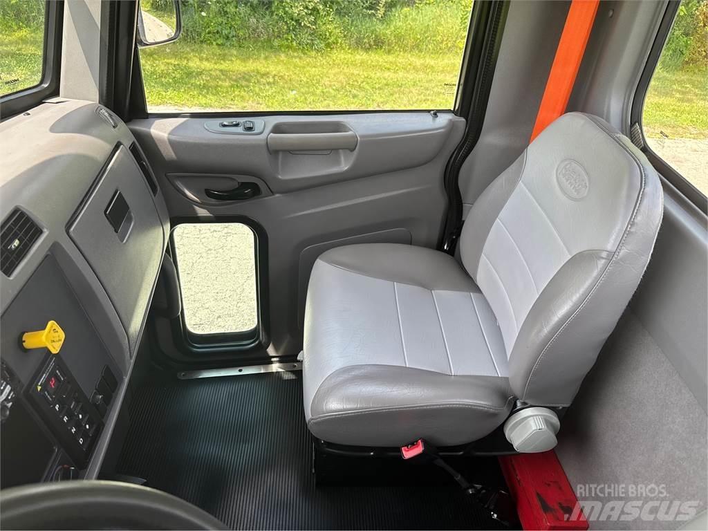 Peterbilt 337 商用底盤車