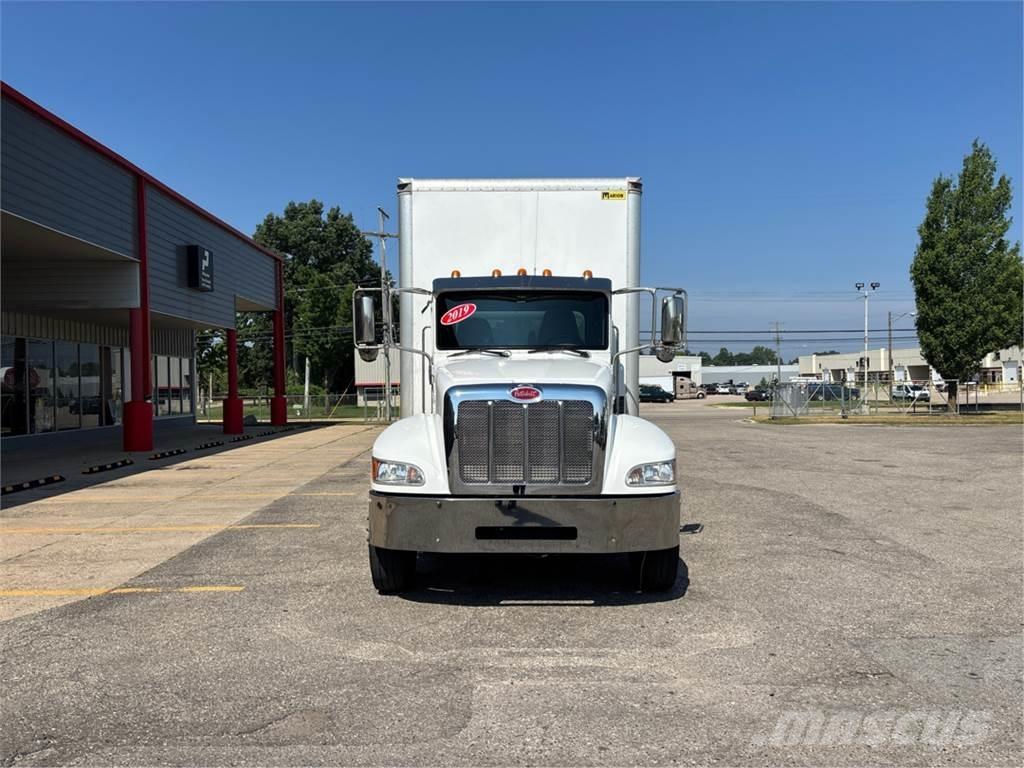 Peterbilt 337 貨箱式卡車