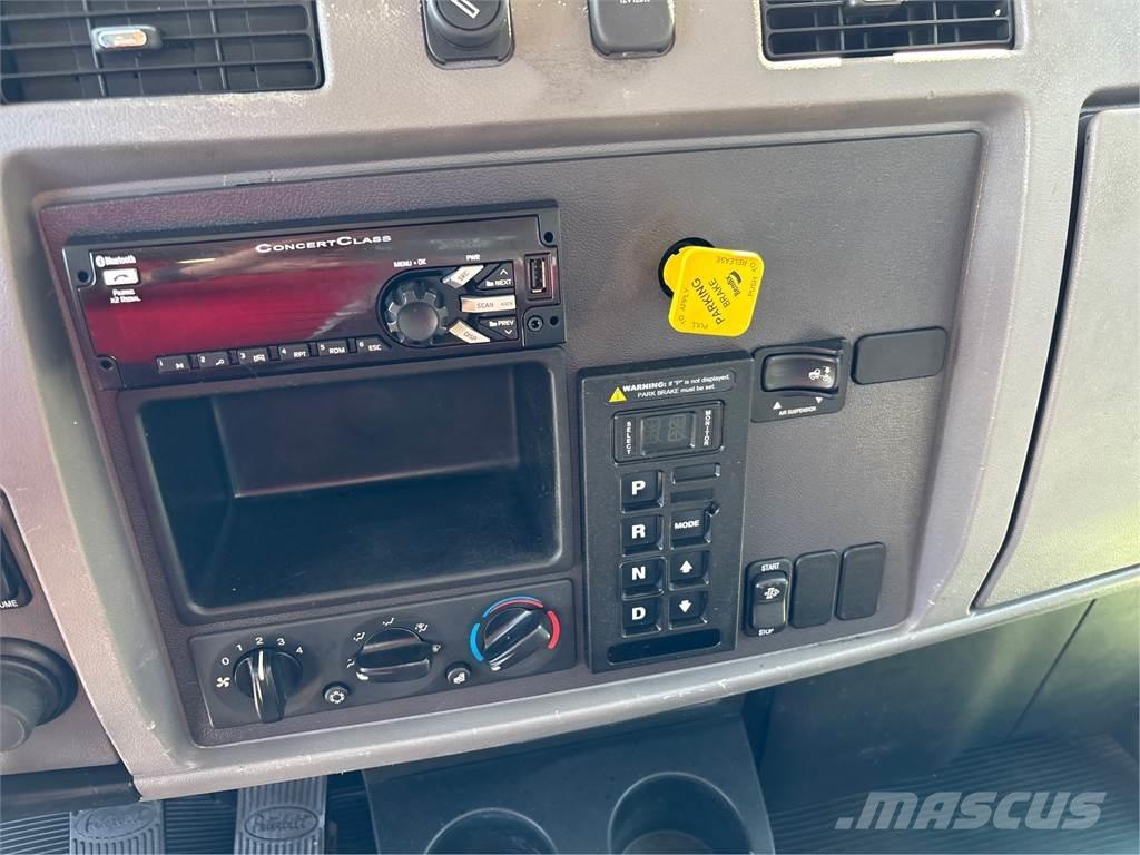 Peterbilt 337 貨箱式卡車