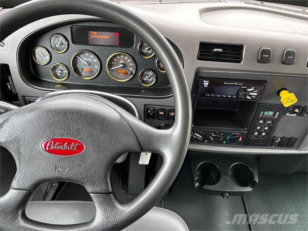 Peterbilt 348 貨箱式卡車