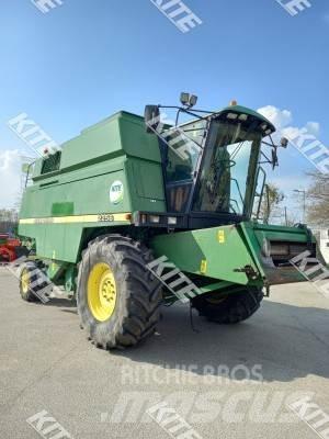 John Deere 2256 2WD 聯合收穫機
