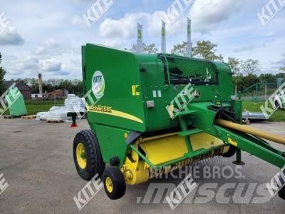 John Deere 568 圓型牧草打包機