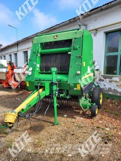 John Deere 852 圓型牧草打包機