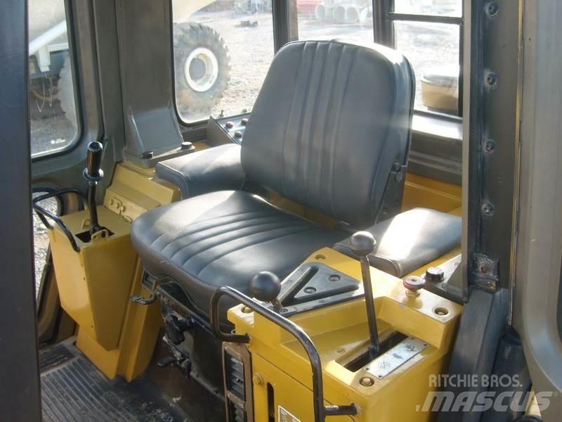 CAT 943 推土機