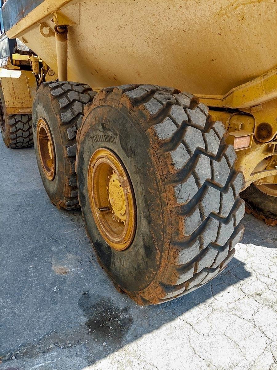 CAT D250E 鉸接式起吊車