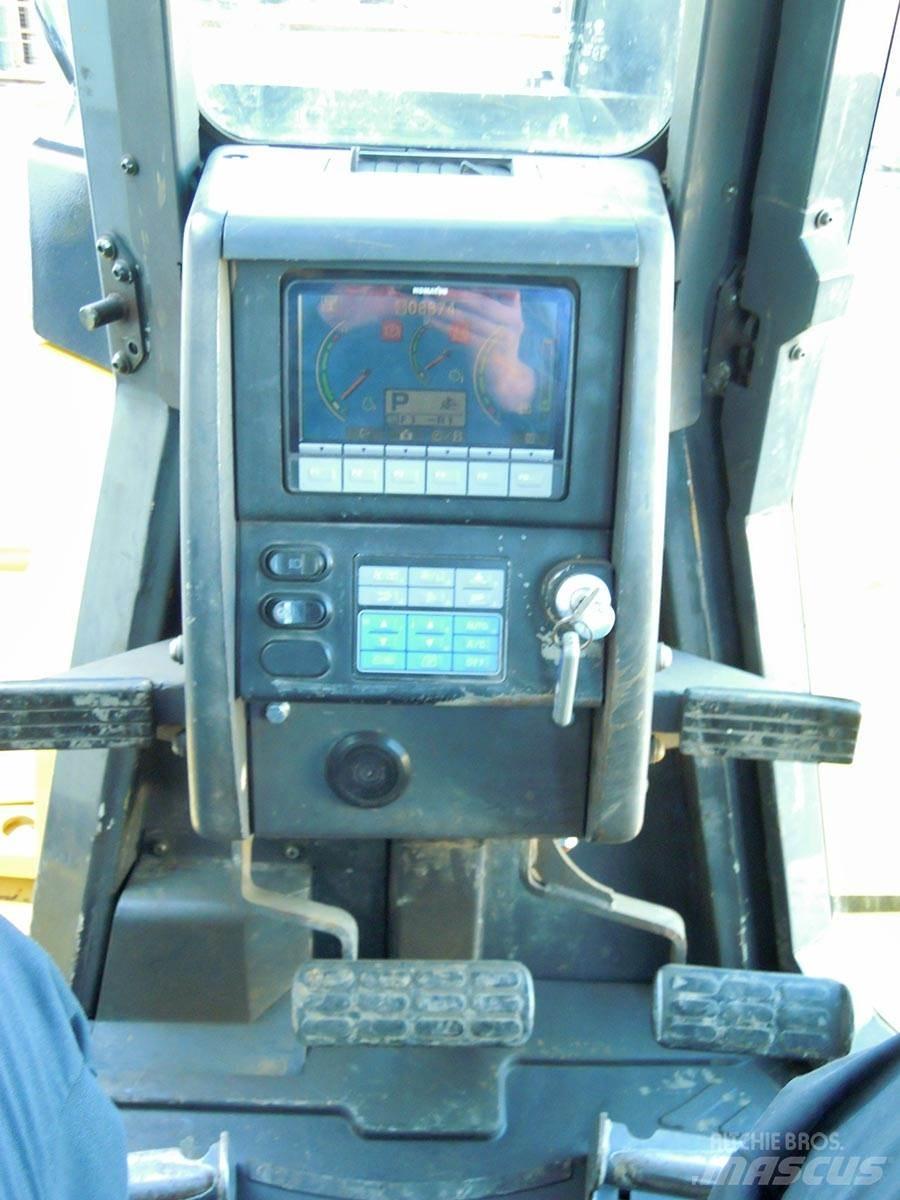 Komatsu D155AX-6 履帶推土機
