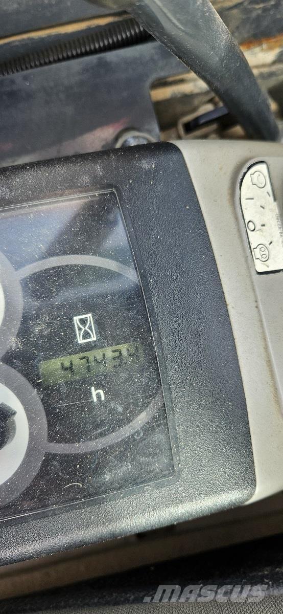 Komatsu PC26MR-3 小型挖土機/掘鑿機<7t(小型挖掘機)