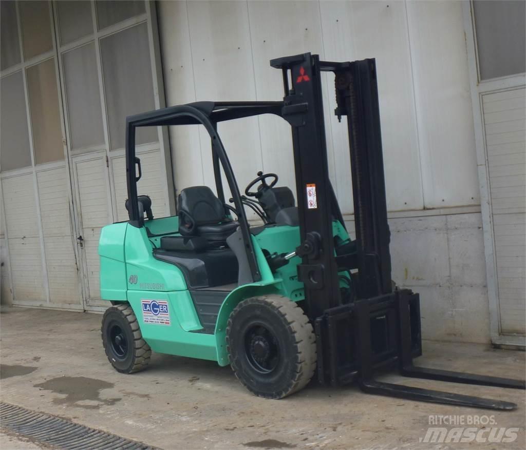 Mitsubishi FD40N 柴油卡車