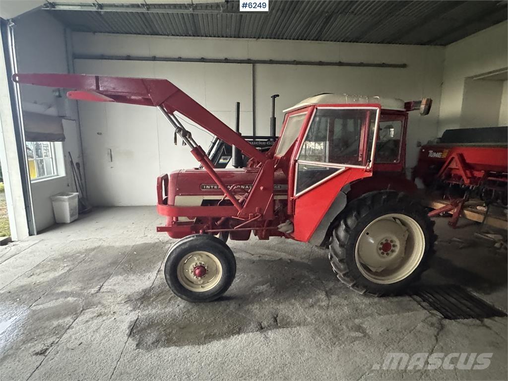 International 444 曳引機