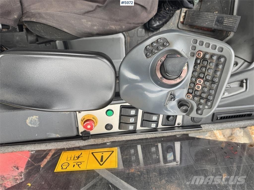 Komatsu 911-6 收穫機