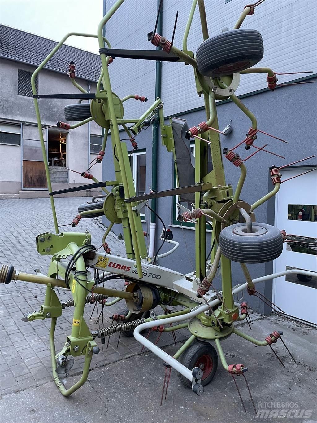 CLAAS VOLTO 700 耙與翻草機