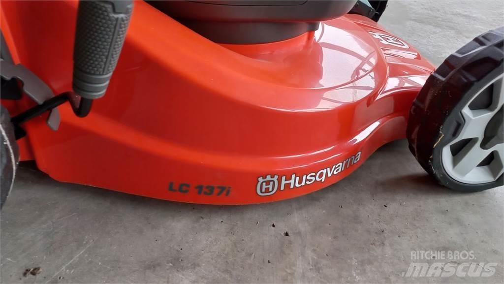 Husqvarna LC 137i 騎乘式割草機
