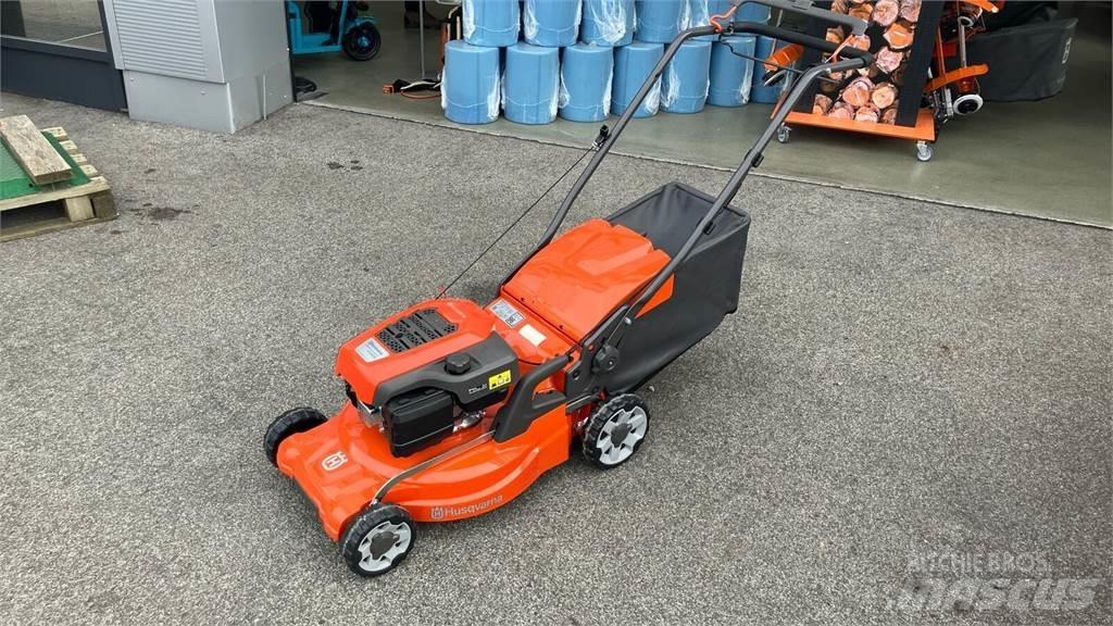 Husqvarna LC 247S 騎乘式割草機