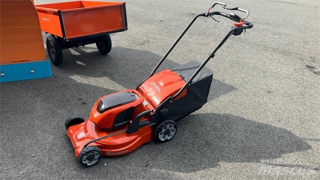 Husqvarna LC 347iVX 騎乘式割草機