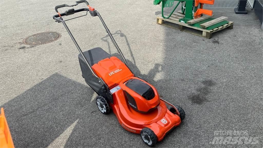 Husqvarna LC 347iVX 騎乘式割草機