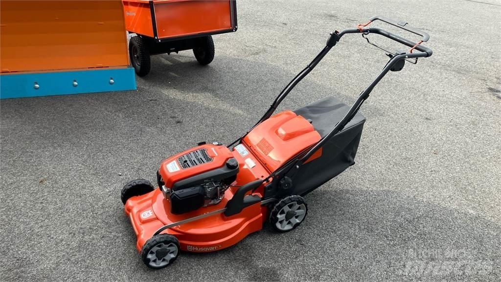 Husqvarna LC 353VE 騎乘式割草機