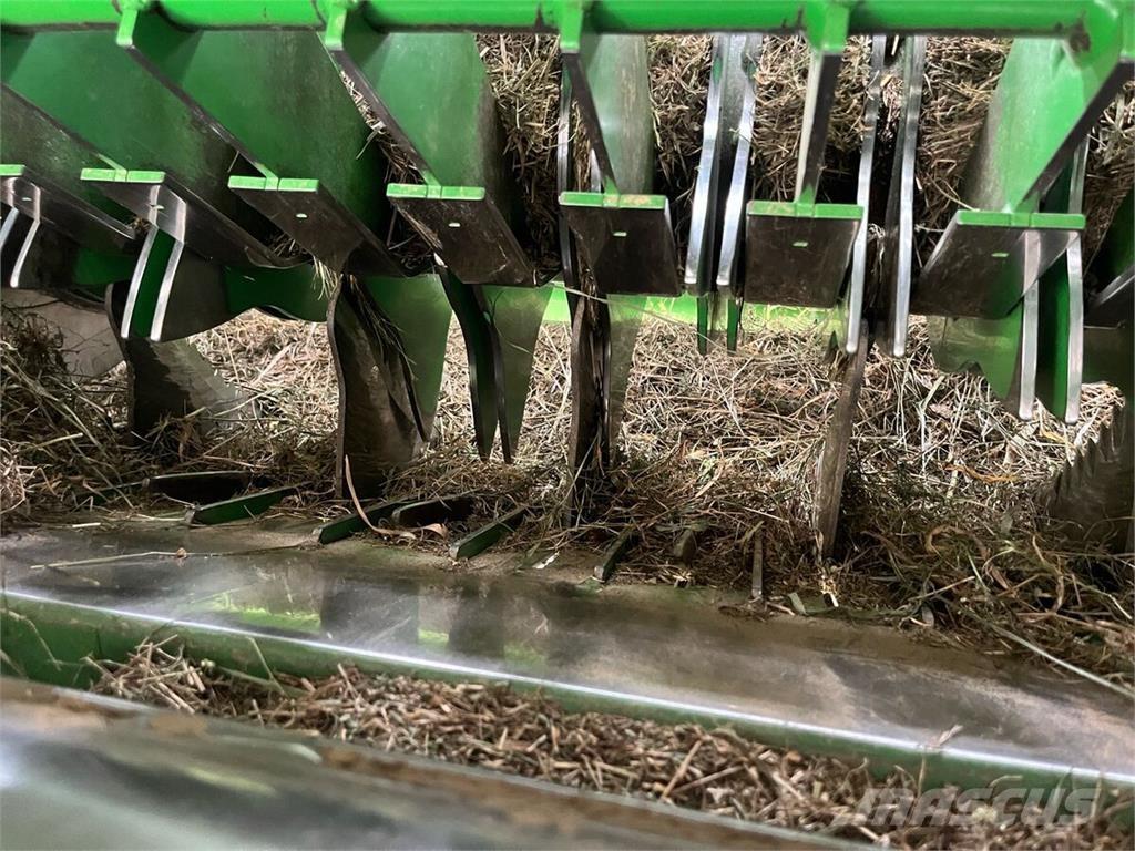 John Deere V451R 圓型牧草打包機