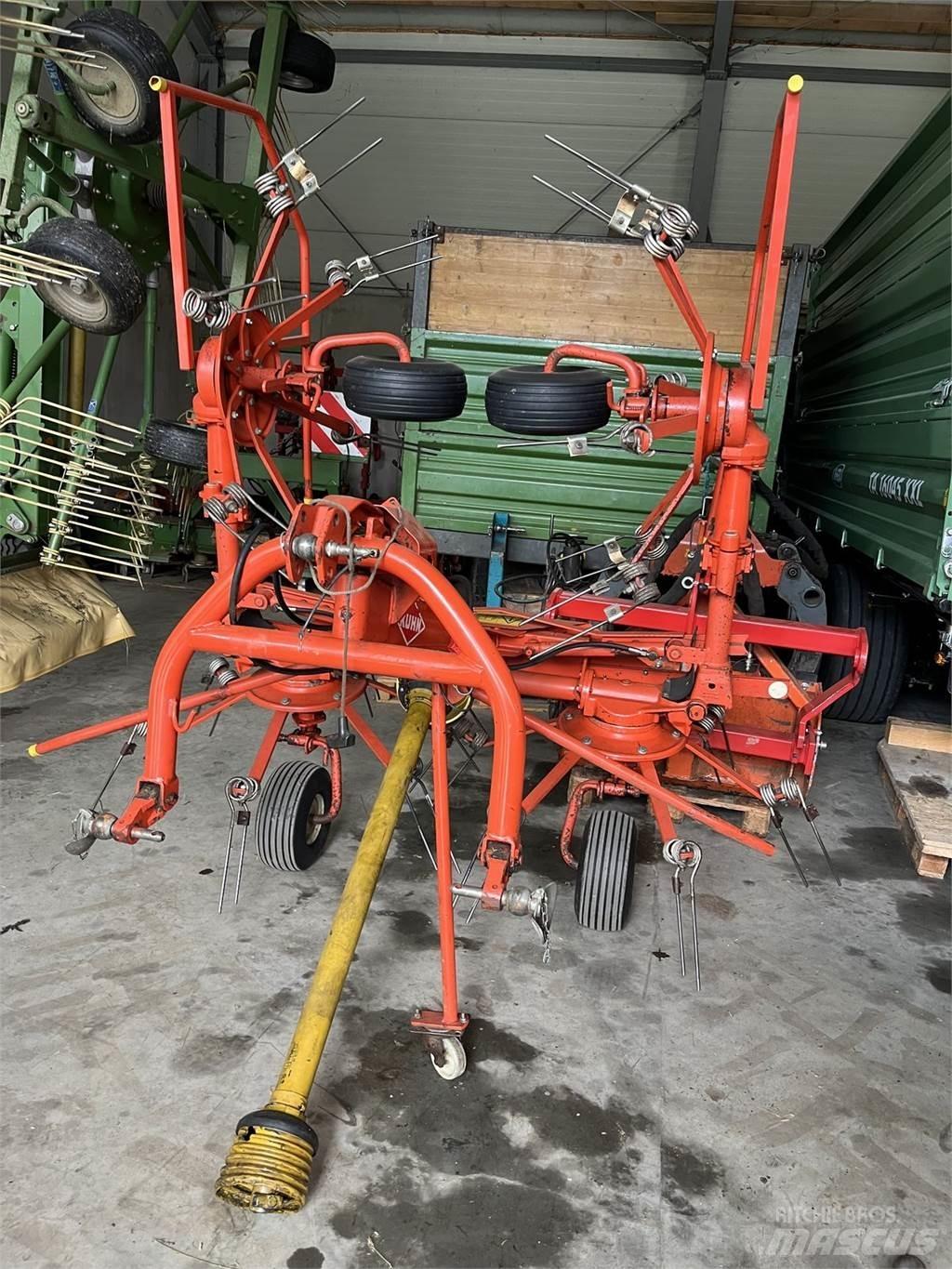 Kuhn GF 4201 MH 耙與翻草機
