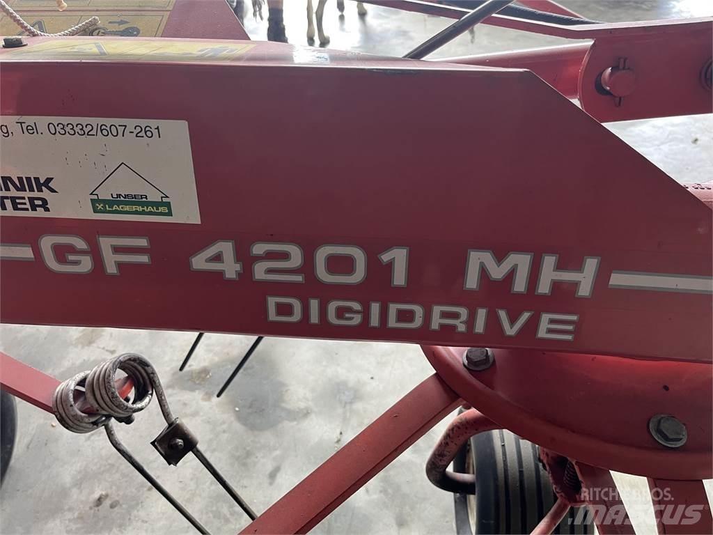 Kuhn GF 4201 MH 耙與翻草機