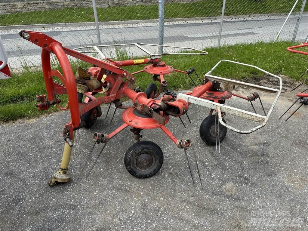 Kuhn GF 440 P 耙與翻草機