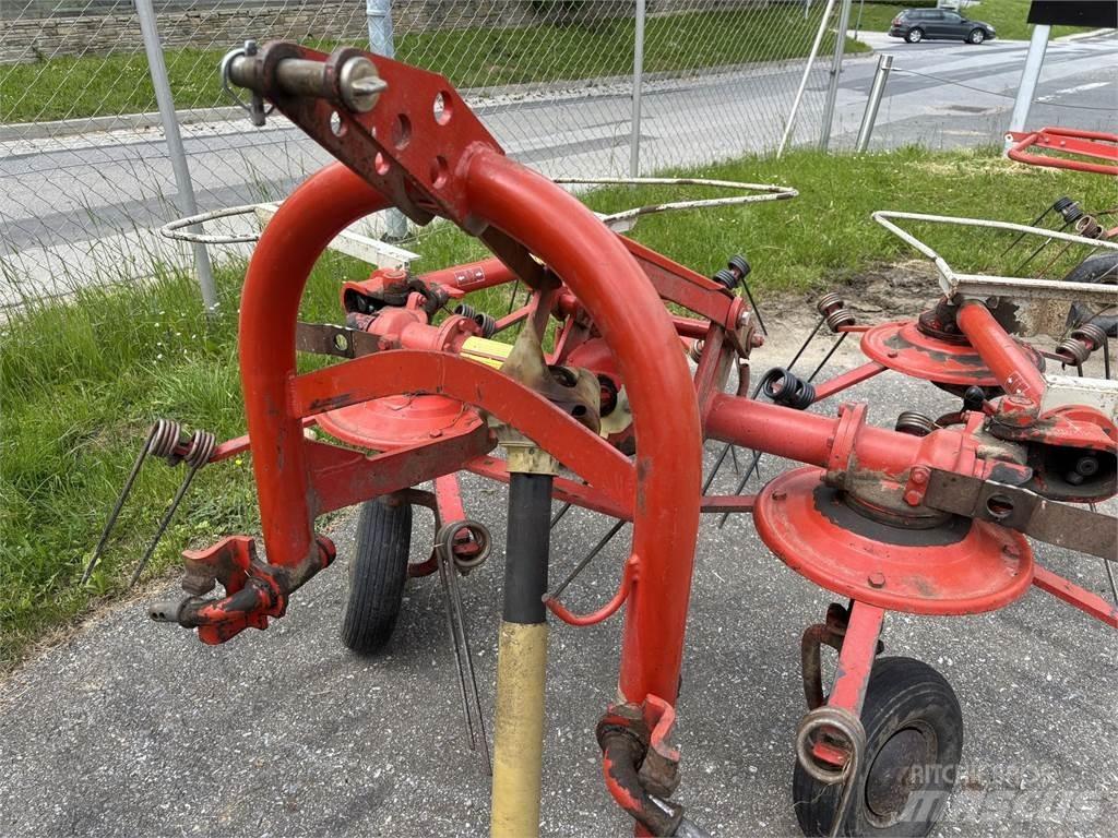 Kuhn GF 440 P 耙與翻草機