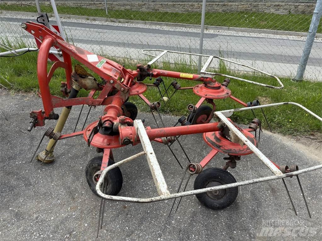 Kuhn GF 440 P 耙與翻草機