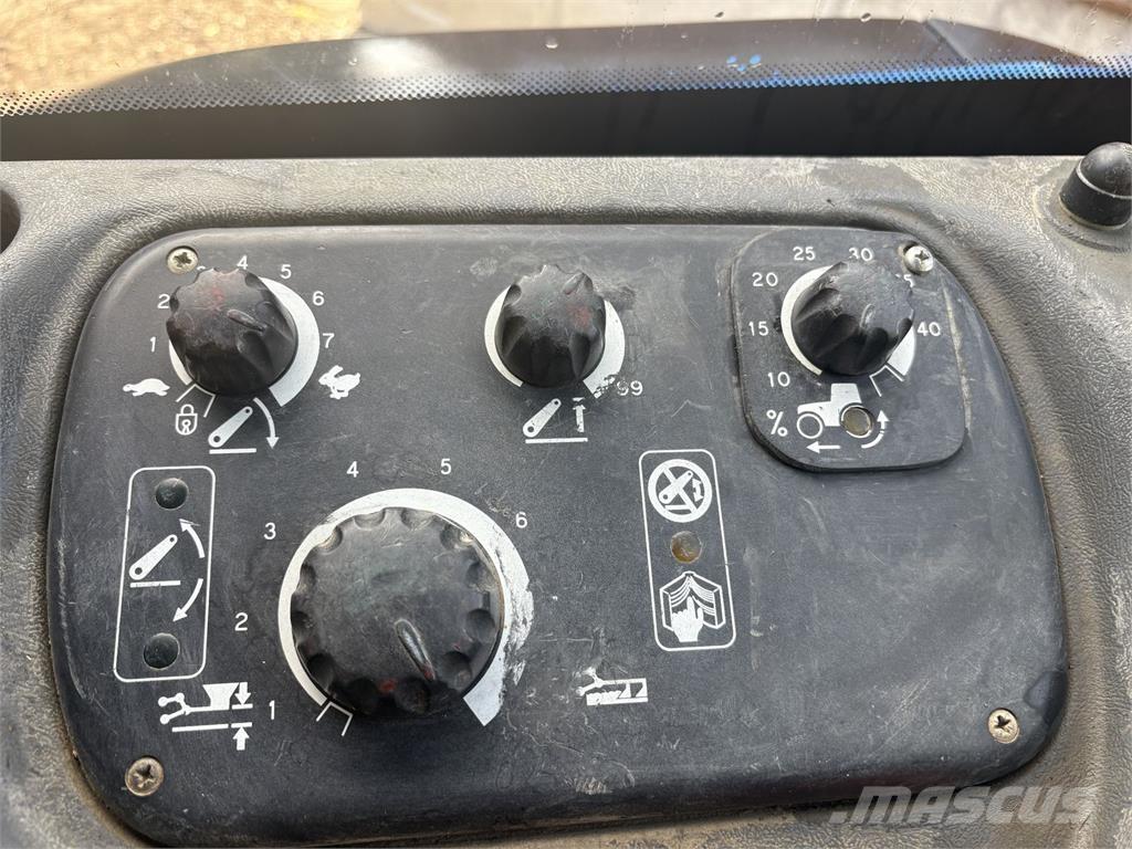 New Holland TS115 曳引機