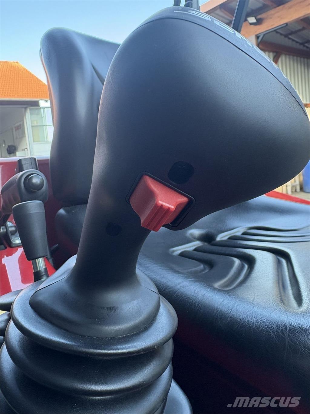 Schäffer 2630 前端裝載機和挖掘機