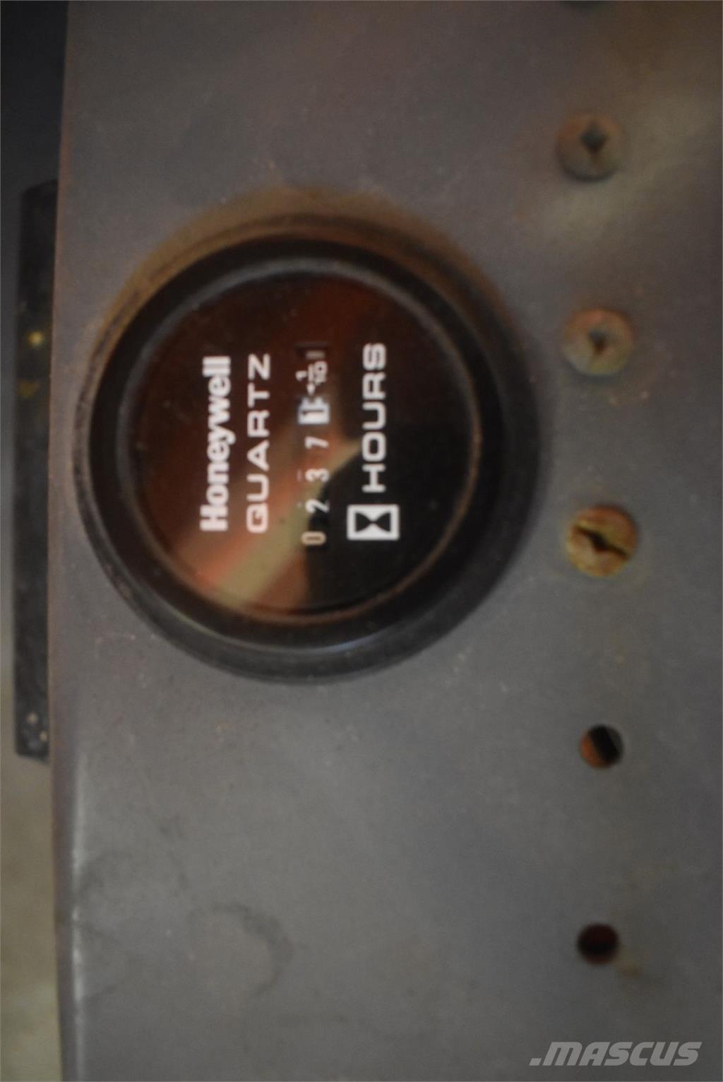 SkyJack SJ-III 3220 曲臂高空作業車