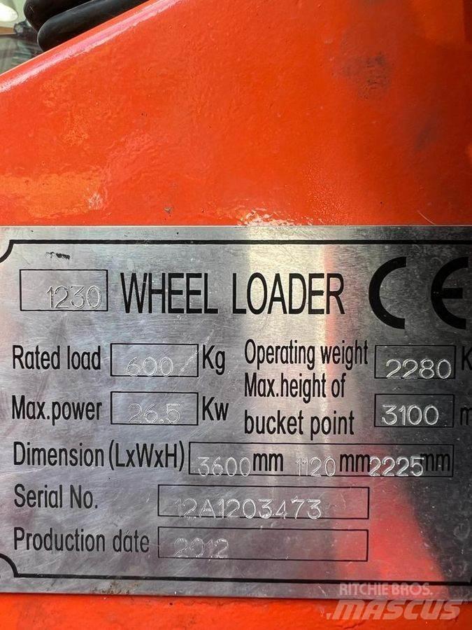 Toyo 840 前端裝載機和挖掘機