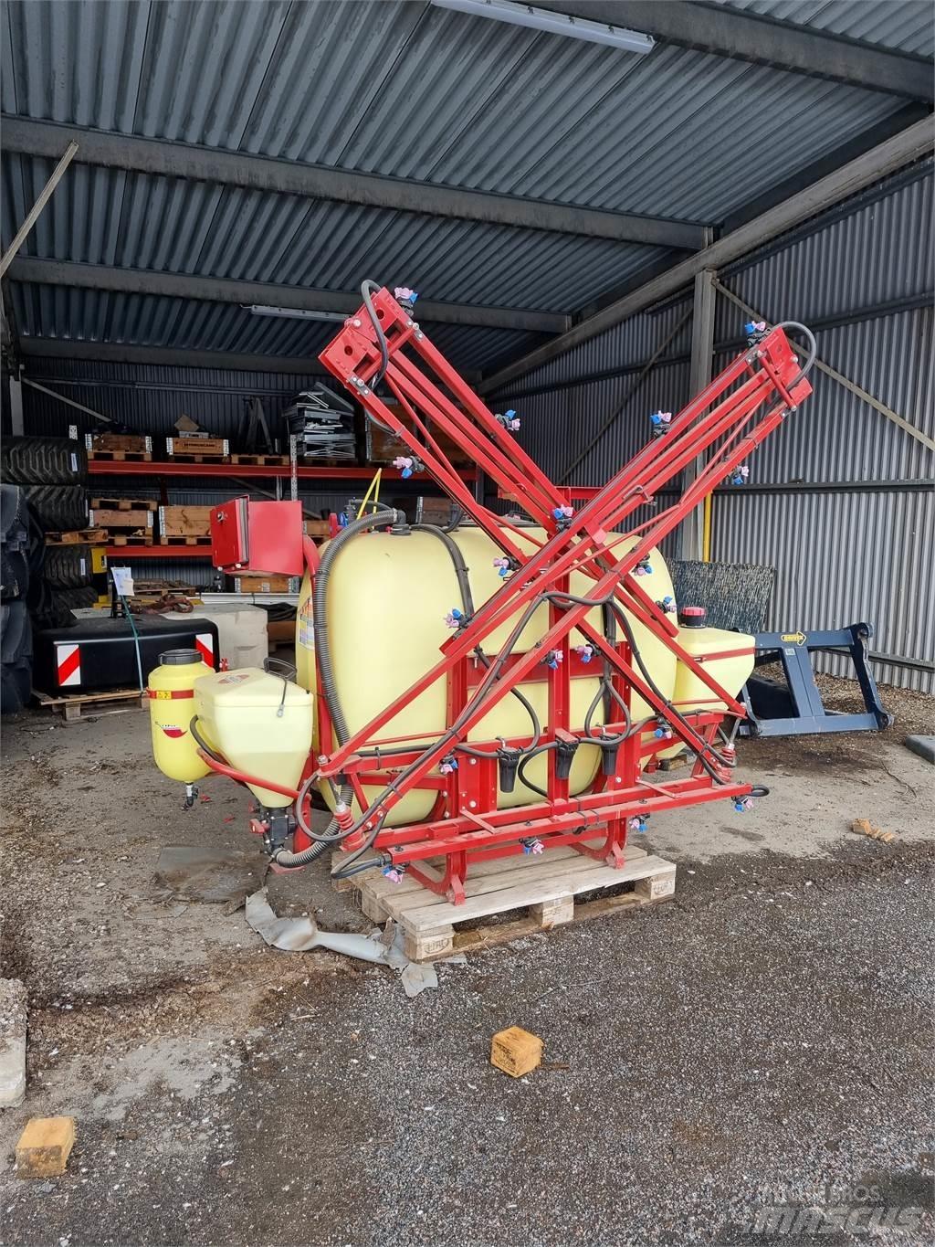 Hardi  牽引式噴霧機