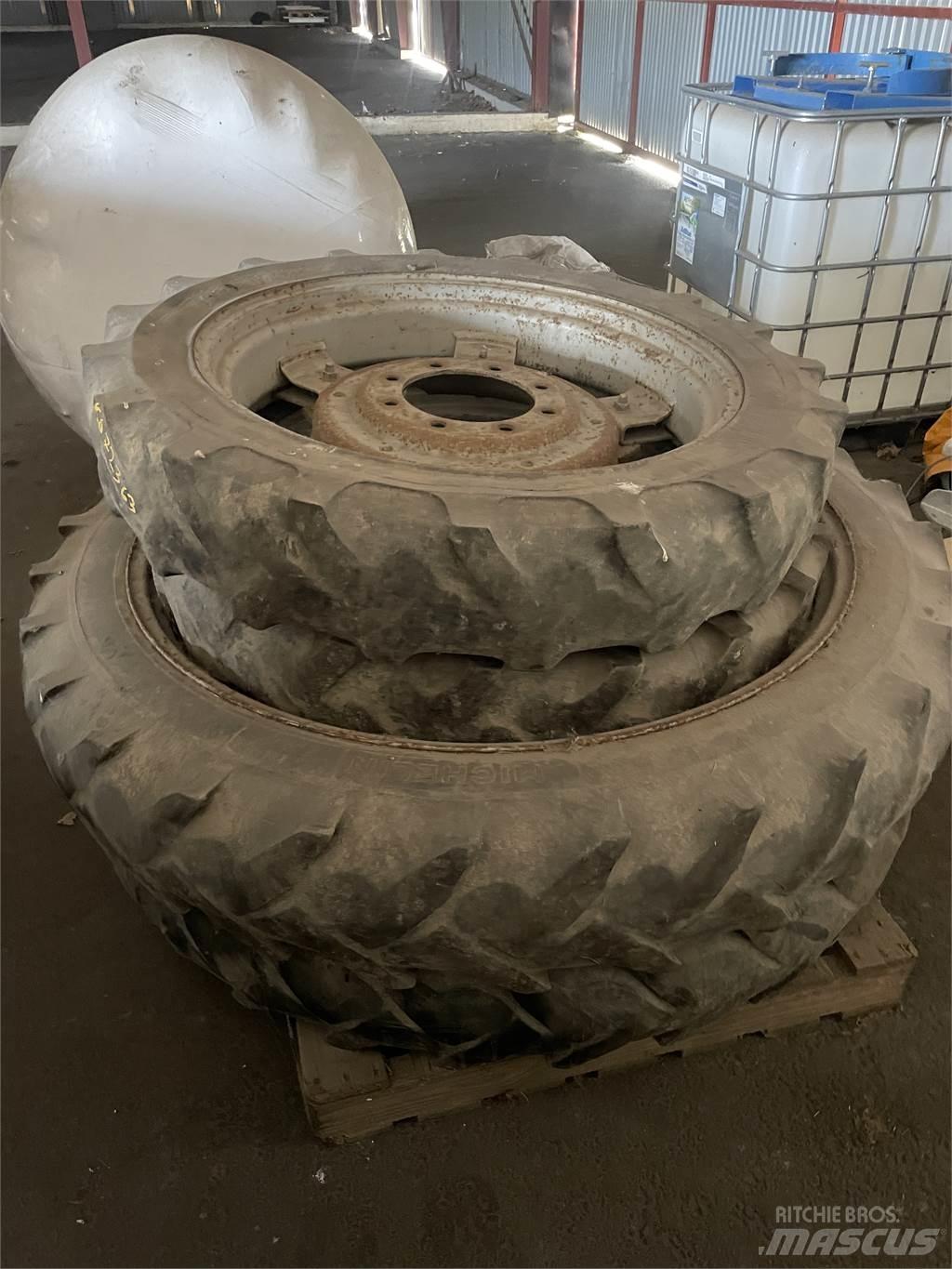  SLITNA CASE 輪胎、車輪和輪圈