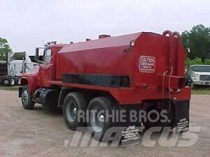 Mack R690ST 水車