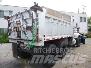 Mack RD688S 刮雪板和犁
