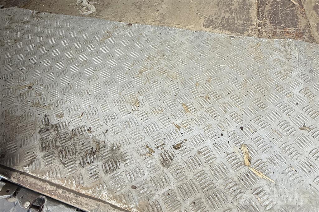 Kel-Berg 34 pl. MEGA 箱體半拖車