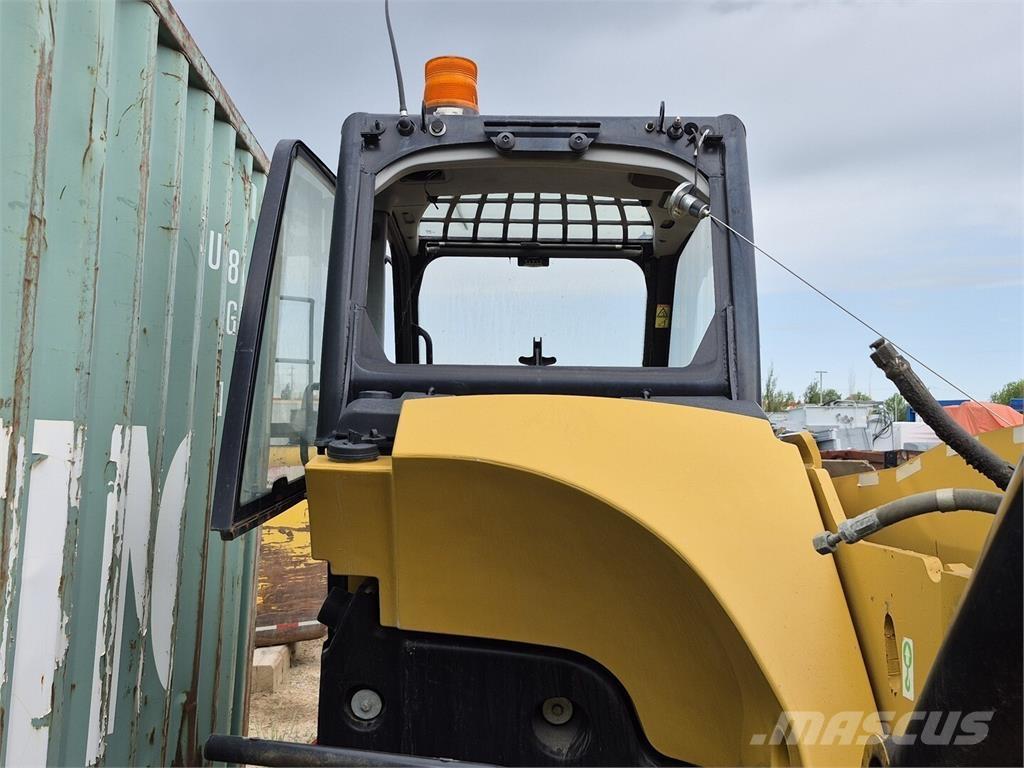 CAT TH560B 農業用伸縮臂裝載機