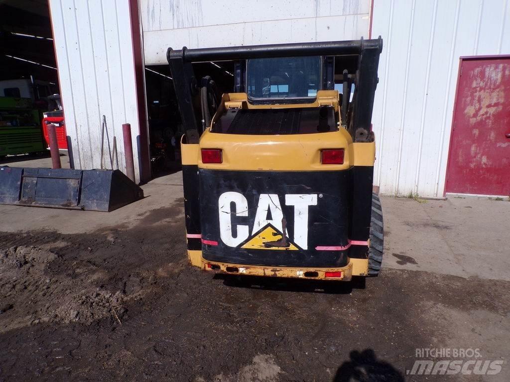 CAT 232 滑移轉向裝載機