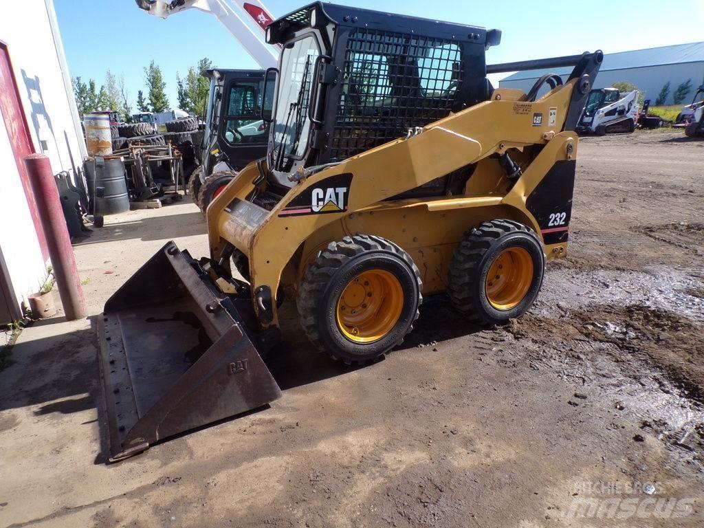 CAT 232 滑移轉向裝載機