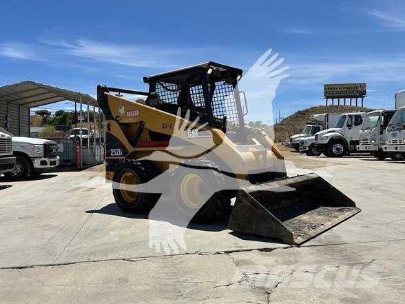 CAT 252B 滑移轉向裝載機