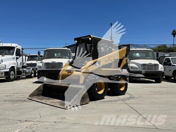 CAT 252B 滑移轉向裝載機