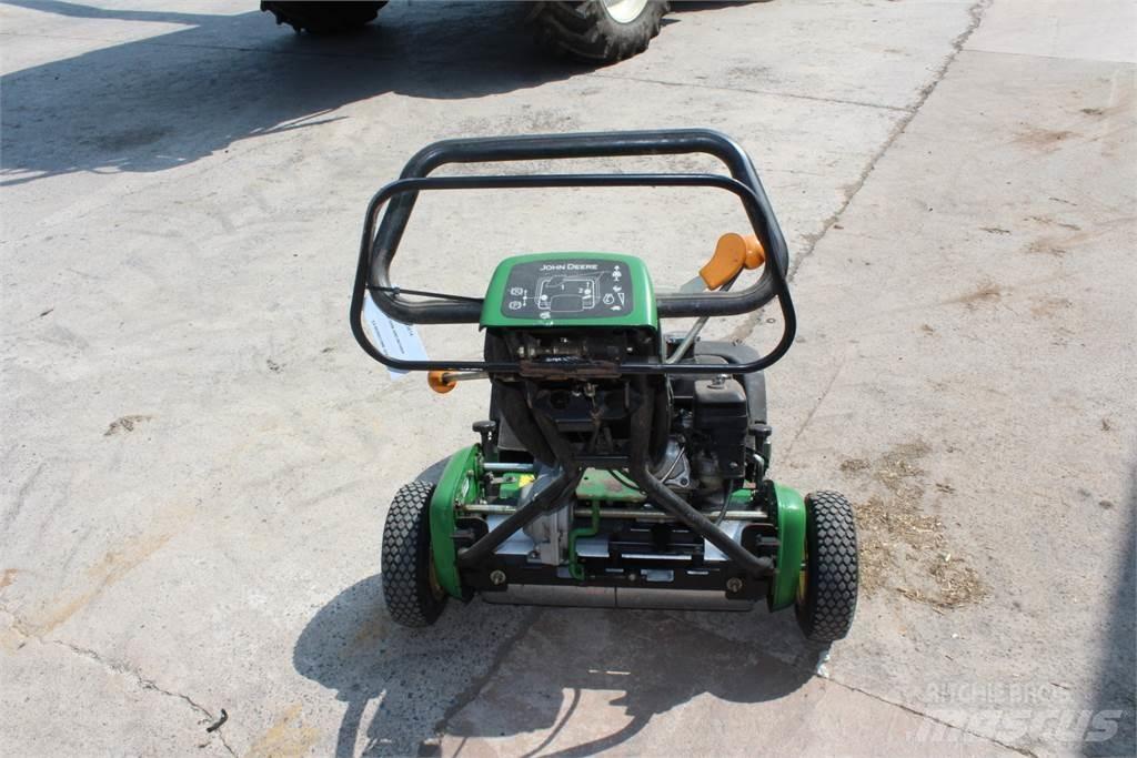 John Deere 220B 手扶式割草機